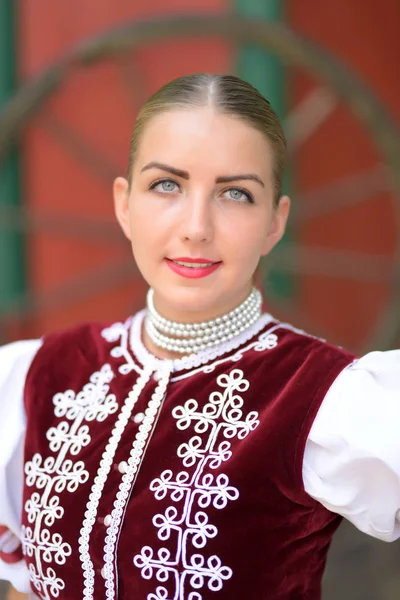 Jovem Bela Mulher Eslovaca Traje Tradicional — Fotografia de Stock