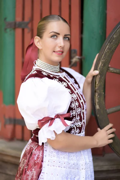 Jovem Bela Mulher Eslovaca Traje Tradicional — Fotografia de Stock