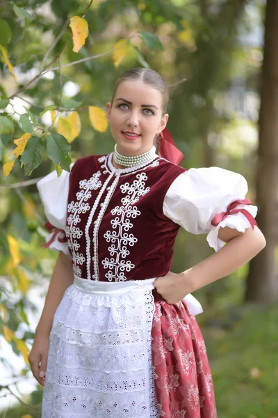 Joven Hermosa Eslovaca Traje Tradicional —  Fotos de Stock