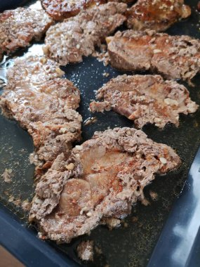 Lezzetli bir kızarmış ete yaklaş.