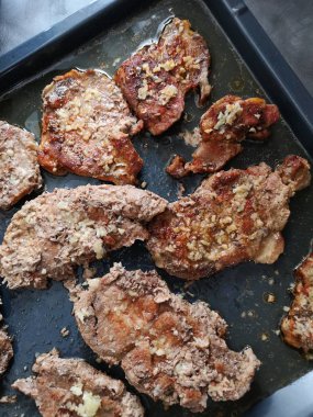 Lezzetli bir kızarmış ete yaklaş.