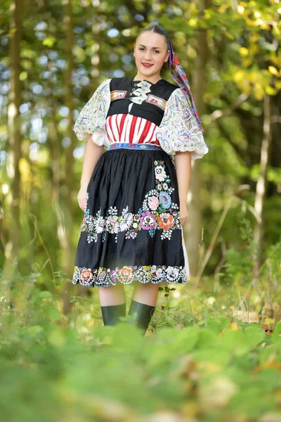 Jovem Bela Mulher Eslovaca Vestido Tradicional Folclore Eslovaco — Fotografia de Stock