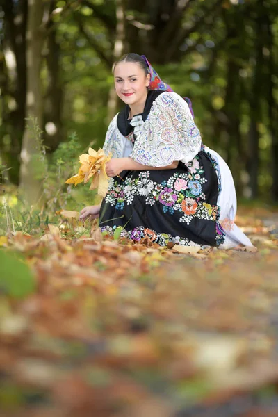 Ung Vacker Slogan Kvinna Traditionell Klänning Slovakiska Folklore — Stockfoto