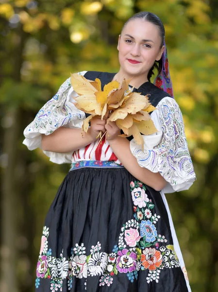 Jovem Bela Mulher Eslovaca Vestido Tradicional Folclore Eslovaco — Fotografia de Stock