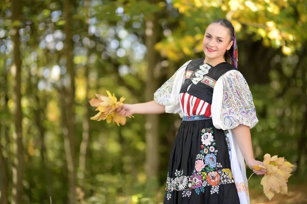 Ung Vacker Slogan Kvinna Traditionell Klänning Slovakiska Folklore — Stockfoto