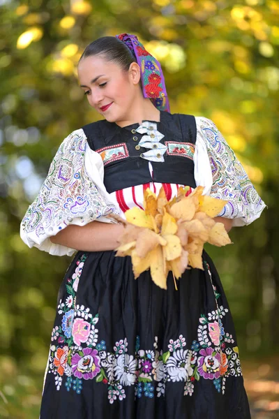 Młoda Piękna Słowianka Tradycyjnej Sukience Słowacki Folklor — Zdjęcie stockowe