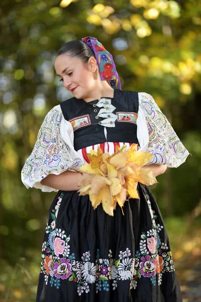 Młoda Piękna Słowianka Tradycyjnej Sukience Słowacki Folklor — Zdjęcie stockowe