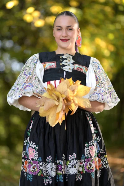 Jovem Bela Mulher Eslovaca Vestido Tradicional Folclore Eslovaco — Fotografia de Stock