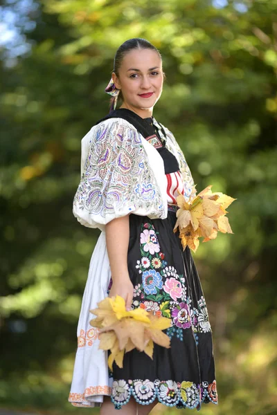 Ung Vacker Slogan Kvinna Traditionell Klänning Slovakiska Folklore — Stockfoto