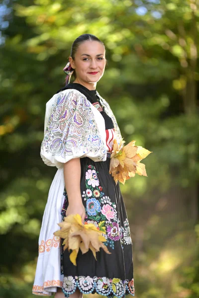 Fiatal Gyönyörű Szlovák Hagyományos Ruhában Szlovák Folklór — Stock Fotó