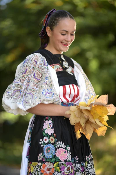 Fiatal Gyönyörű Szlovák Hagyományos Ruhában Szlovák Folklór — Stock Fotó