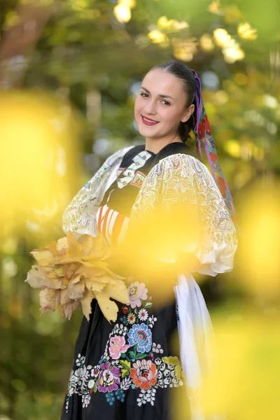 Fiatal Gyönyörű Szlovák Hagyományos Ruhában Szlovák Folklór — Stock Fotó