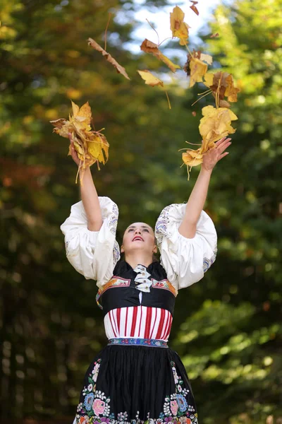 Jovem Bela Mulher Eslovaca Vestido Tradicional Folclore Eslovaco — Fotografia de Stock