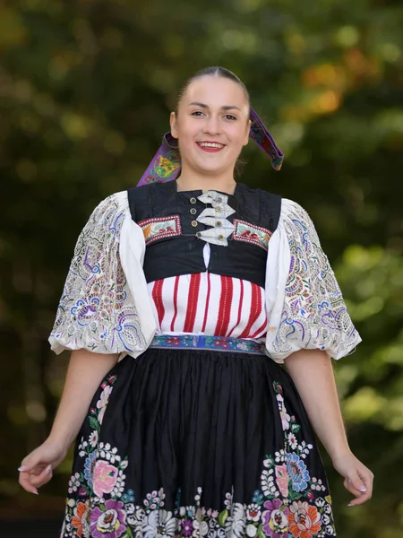 Fiatal Gyönyörű Szlovák Hagyományos Ruhában Szlovák Folklór — Stock Fotó