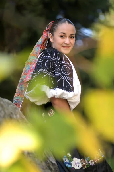 Unga Vackra Slovakiska Kvinnan Traditionell Dräkt Hösten Porträtt — Stockfoto