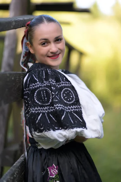 Jovem Mulher Eslovaca Bonita Traje Tradicional Retrato Outono — Fotografia de Stock