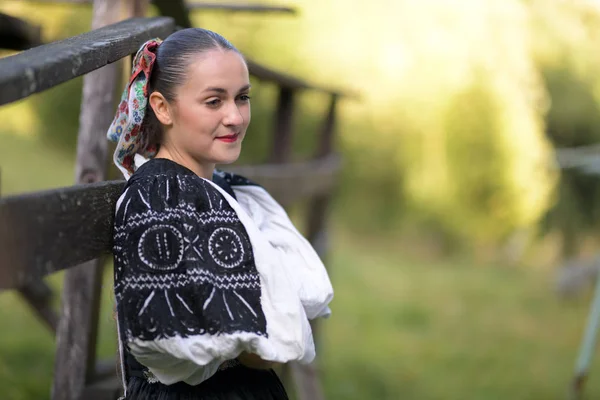 Unga Vackra Slovakiska Kvinnan Traditionell Dräkt Hösten Porträtt — Stockfoto