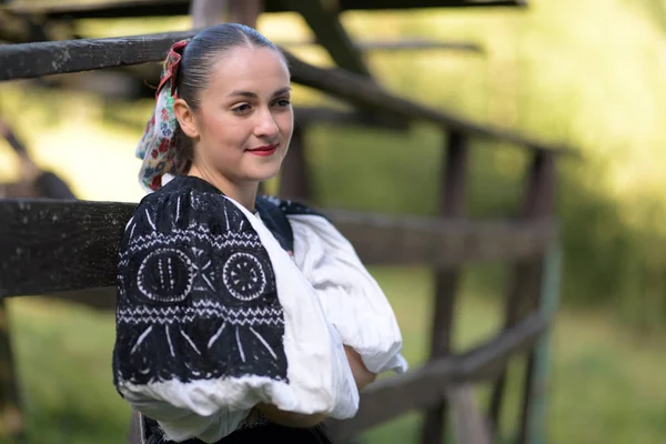 Unga Vackra Slovakiska Kvinnan Traditionell Dräkt Hösten Porträtt — Stockfoto