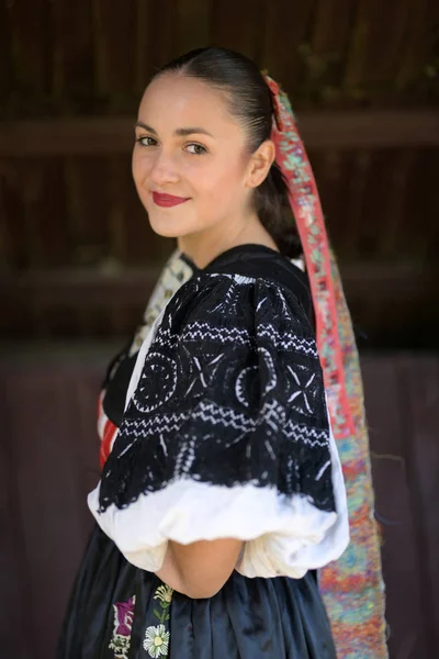 Joven Mujer Eslovaca Hermosa Traje Tradicional Retrato Otoño — Foto de Stock