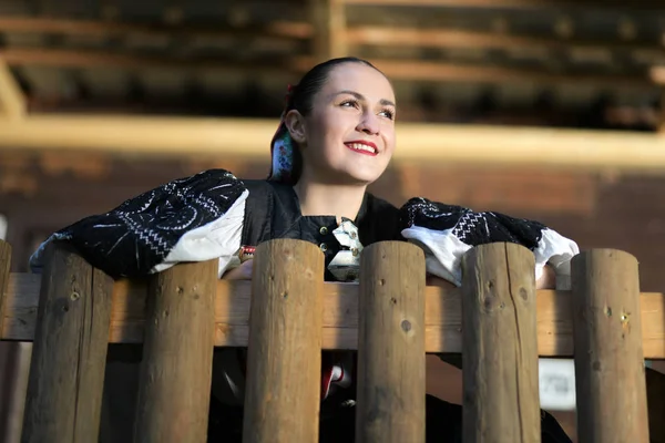 Genç Güzel Slovak Kadın Geleneksel Kostüm Sonbahar Portre — Stok fotoğraf