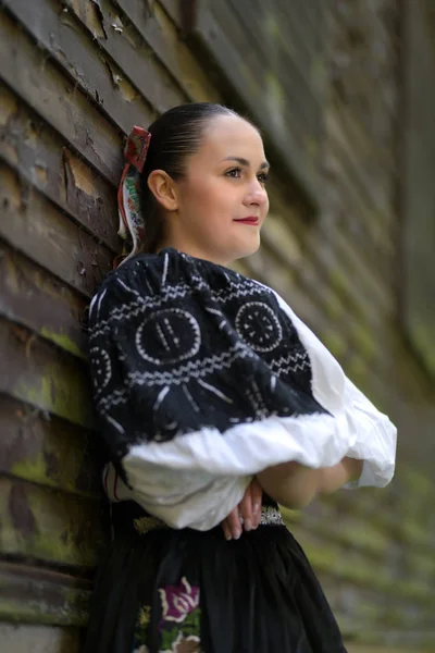 Молодая Красивая Словацкая Женщина Традиционном Костюме Осенний Портрет — стоковое фото