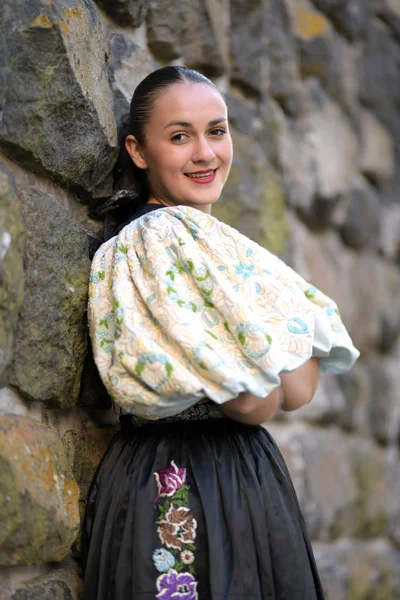 Unga Vackra Slovakiska Kvinnan Traditionell Dräkt Hösten Porträtt — Stockfoto