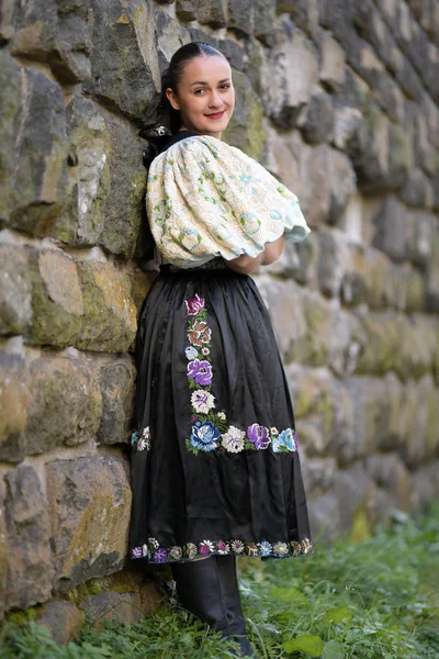 Młody Piękny Słowacki Kobieta Tradycyjnym Stroju Portret Jesieni — Zdjęcie stockowe