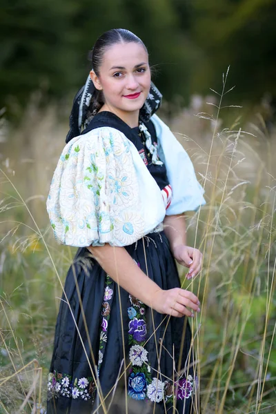 Mladá Slovenská Kráska Tradičních Lidových Krojích Podzimní Portrét — Stock fotografie