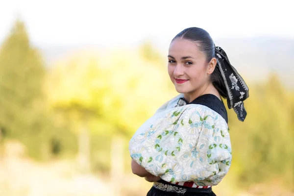 Genç Güzel Slovak Kadın Geleneksel Kostüm Sonbahar Portre — Stok fotoğraf