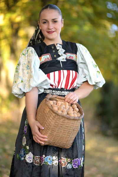 穿着传统服装的年轻漂亮的Slovak女人 斯洛伐克民间文学 — 图库照片