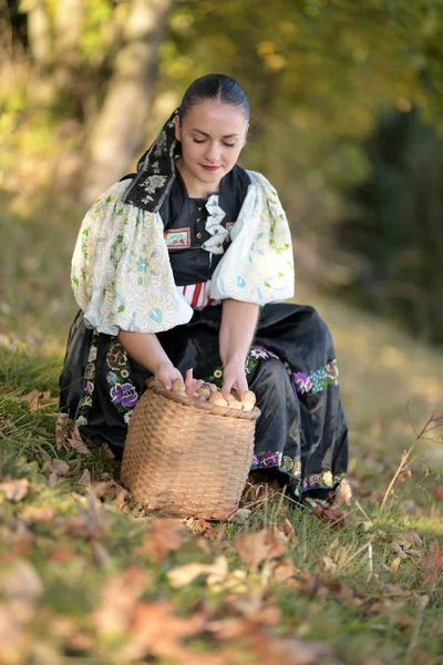 Ung Vacker Slogan Kvinna Traditionell Klänning Slovakiska Folklore — Stockfoto