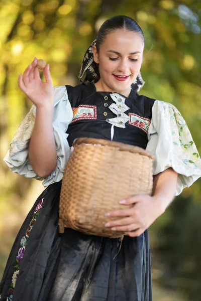 Fiatal Gyönyörű Szlovák Hagyományos Ruhában Szlovák Folklór — Stock Fotó