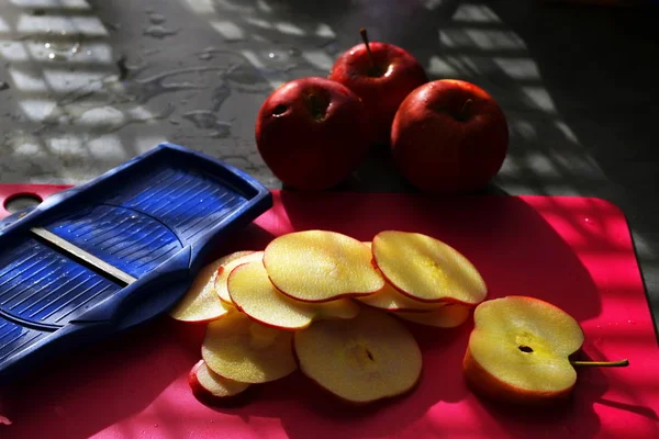 Rött Äpple Och Gula Äpplen Ett Träbord — Stockfoto