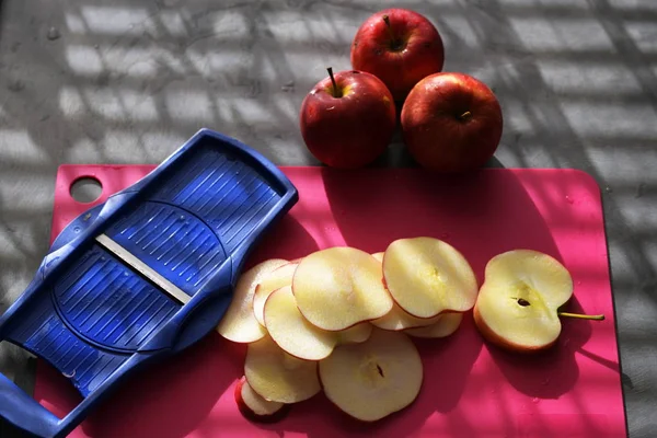 Äpplen Och Äpplen Ett Träbord — Stockfoto