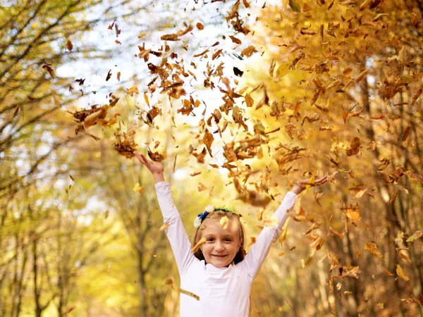Красивая Девушка Венке Играет Листьями Осеннем Парке — стоковое фото