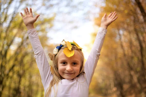 Mooi Meisje Een Krans Spelen Met Bladeren Herfst Park — Stockfoto