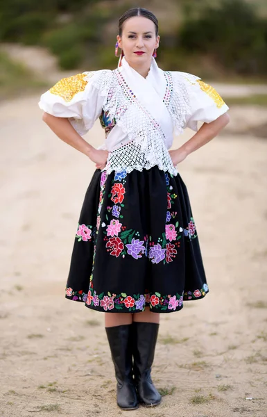 年轻美丽的斯洛伐克妇女在传统服装 秋季肖像 — 图库照片