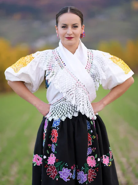 Unga Vackra Slovakiska Kvinnan Traditionell Dräkt Hösten Porträtt — Stockfoto