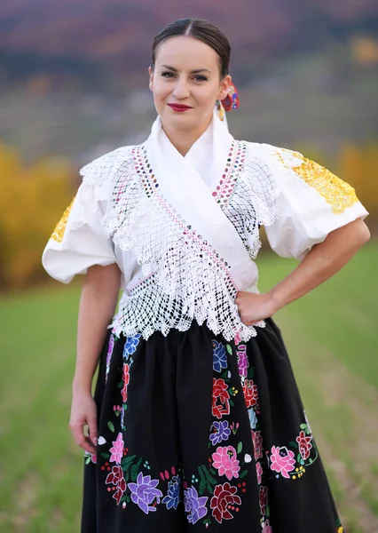 Jovem Mulher Eslovaca Bonita Traje Tradicional Retrato Outono — Fotografia de Stock