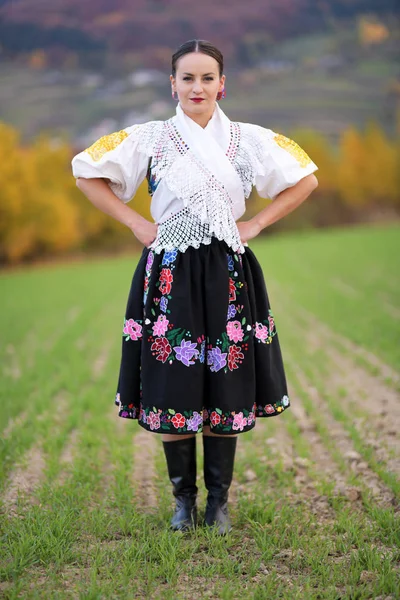 Молодая Красивая Словацкая Женщина Традиционном Костюме Осенний Портрет — стоковое фото