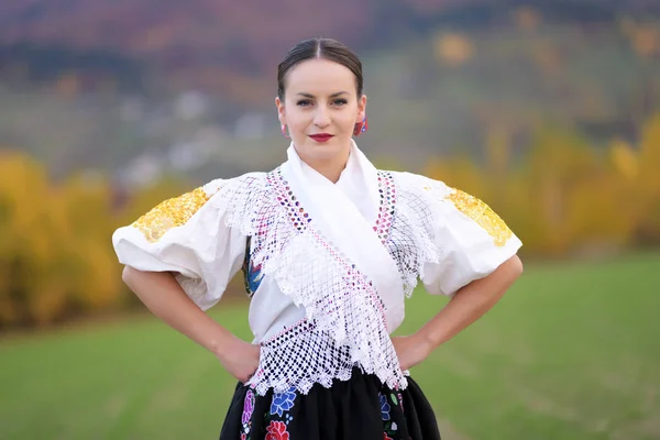 Jovem Mulher Eslovaca Bonita Traje Tradicional Retrato Outono — Fotografia de Stock