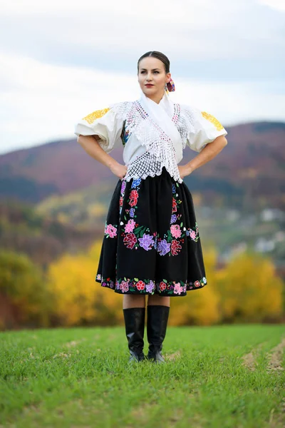 Νέοι Όμορφη Σλοβακικά Γυναίκα Παραδοσιακή Φορεσιά Πορτραίτο Του Φθινοπώρου — Φωτογραφία Αρχείου