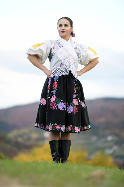 Młody Piękny Słowacki Kobieta Tradycyjnym Stroju Portret Jesieni — Zdjęcie stockowe