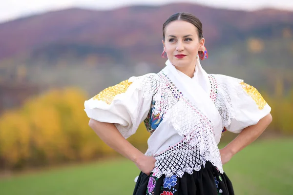 Jovem Mulher Eslovaca Bonita Traje Tradicional Retrato Outono — Fotografia de Stock