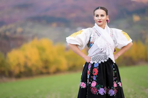 Giovane Bella Donna Slovacca Costume Tradizionale Ritratto Autunno — Foto Stock