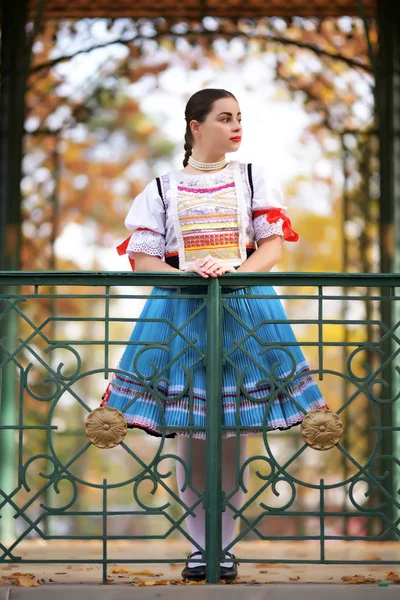 Jovem Bela Mulher Eslovaca Traje Tradicional — Fotografia de Stock