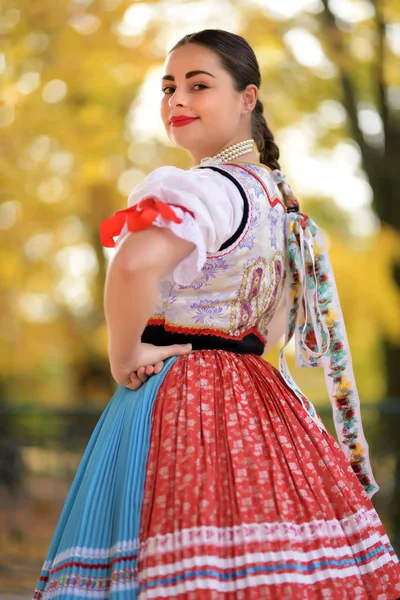 Jovem Bela Mulher Eslovaca Traje Tradicional — Fotografia de Stock