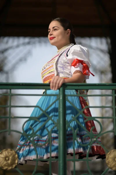 Joven Hermosa Eslovaca Traje Tradicional — Foto de Stock