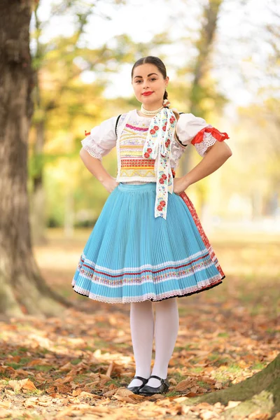 Jovem Bela Mulher Eslovaca Traje Tradicional — Fotografia de Stock