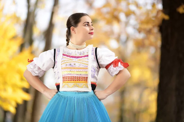 Junge Schöne Slowakin Traditioneller Tracht — Stockfoto